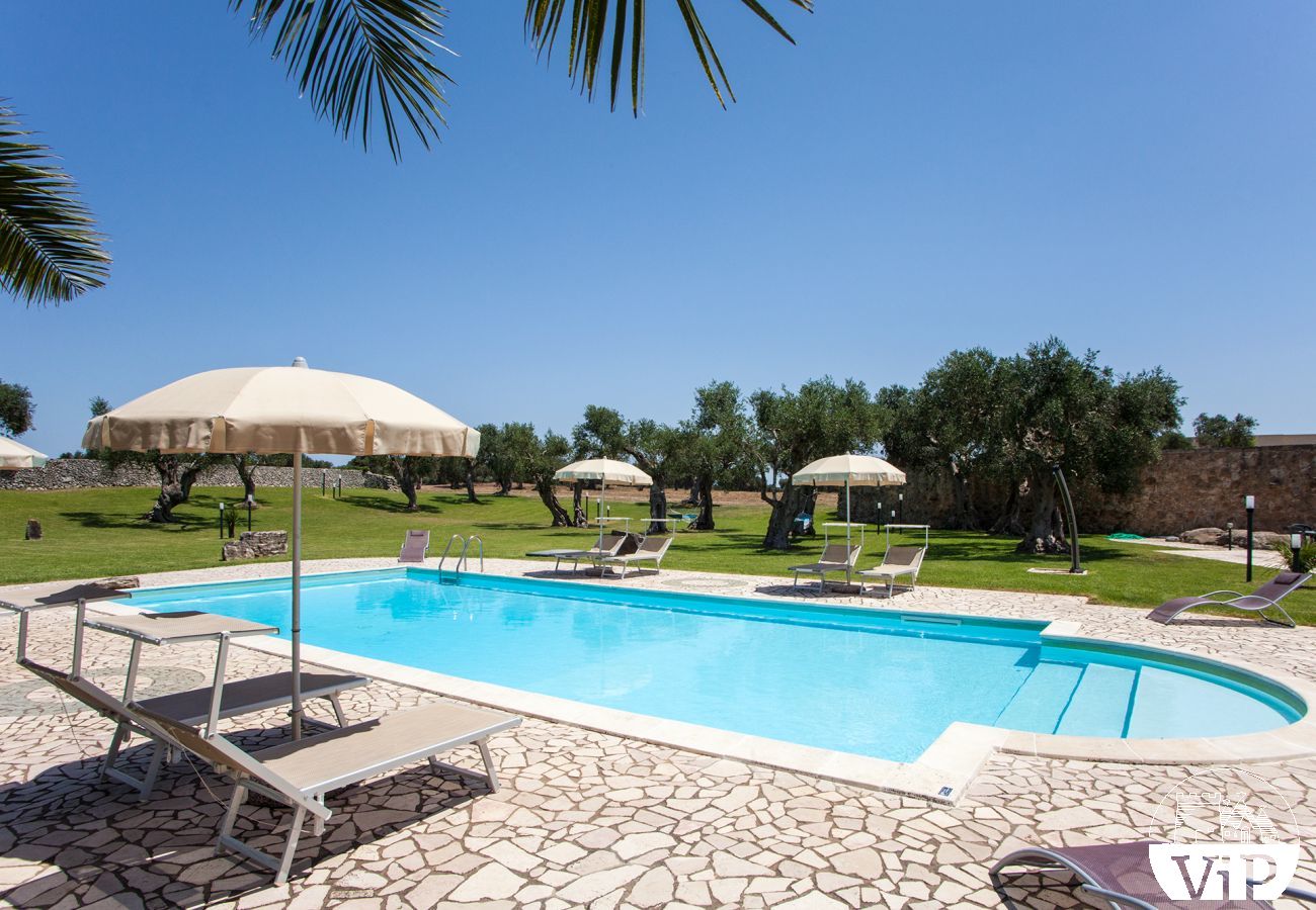 Villa a Melendugno - Masseria relax con piscina privata e trulli m590