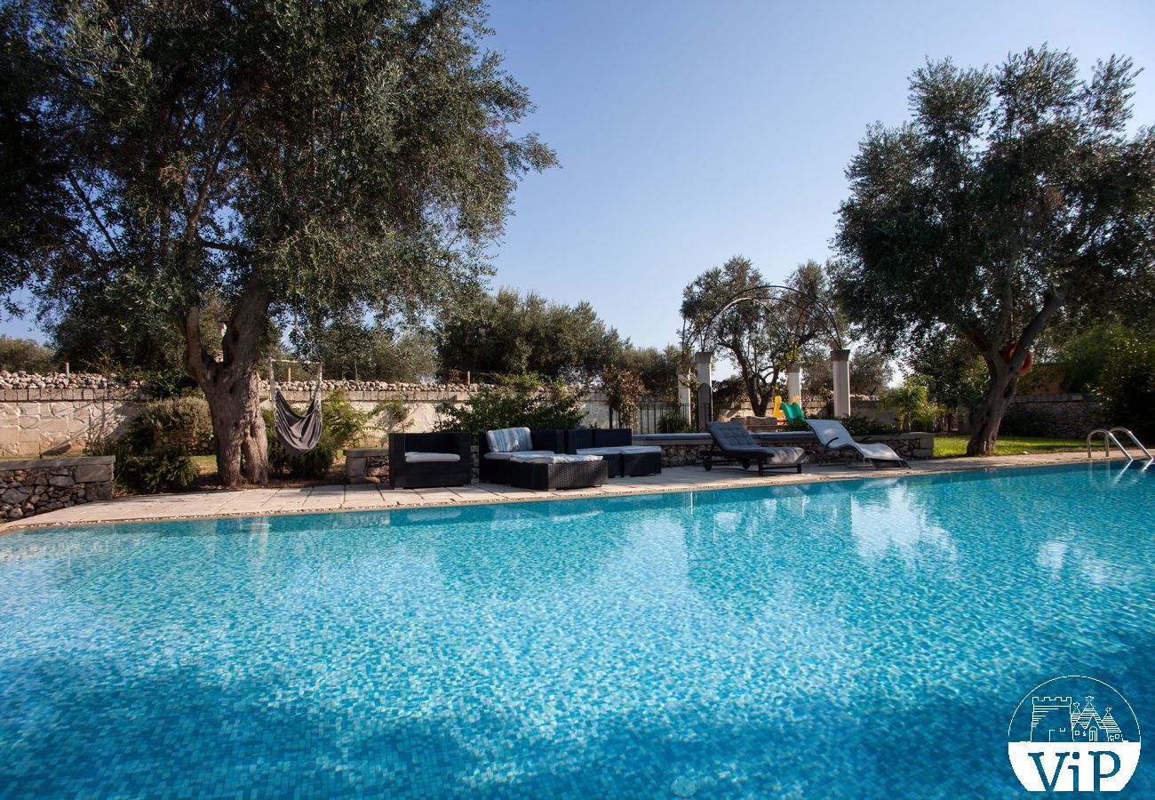 Villa a Carpignano Salentino - Masseria esclusiva in Puglia con piscina, jacuzzi, pajare, trulli m595