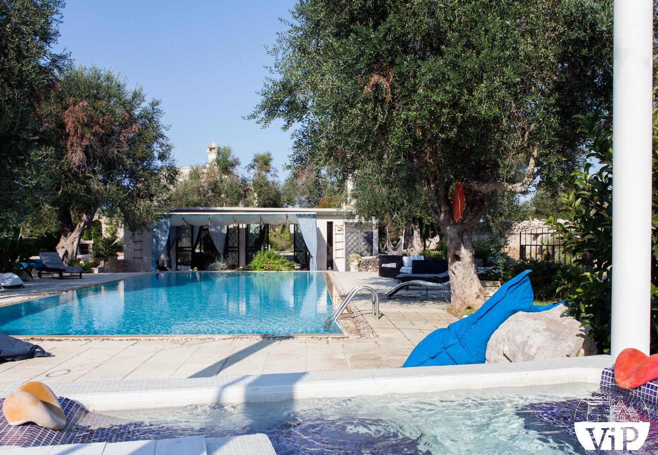 Villa a Carpignano Salentino - Masseria esclusiva in Puglia con piscina, jacuzzi, pajare, trulli m595