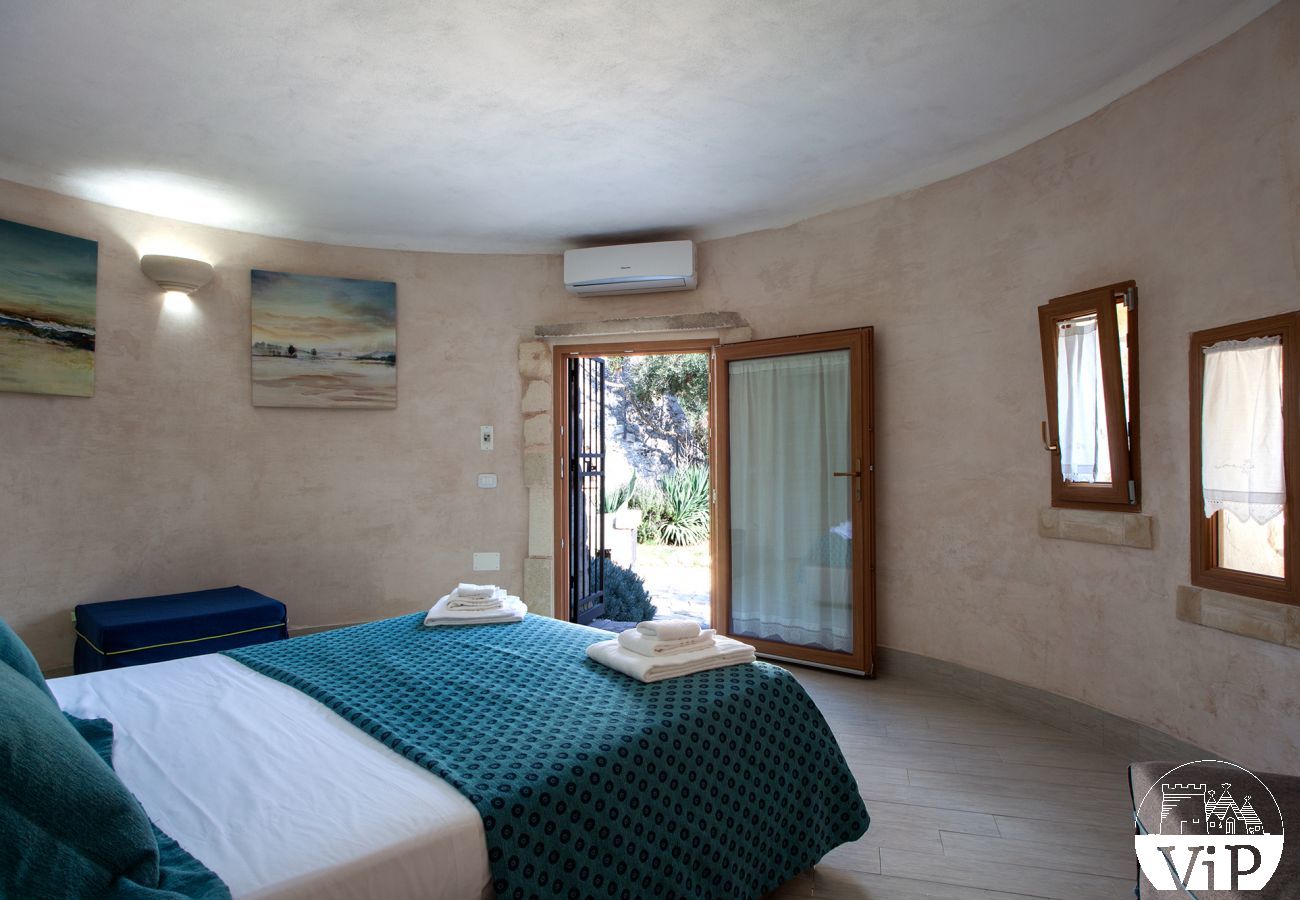 Villa a Carpignano Salentino - Masseria esclusiva in Puglia con piscina, pajare, trulli, 4 camere 6 bagni spiaggia m595