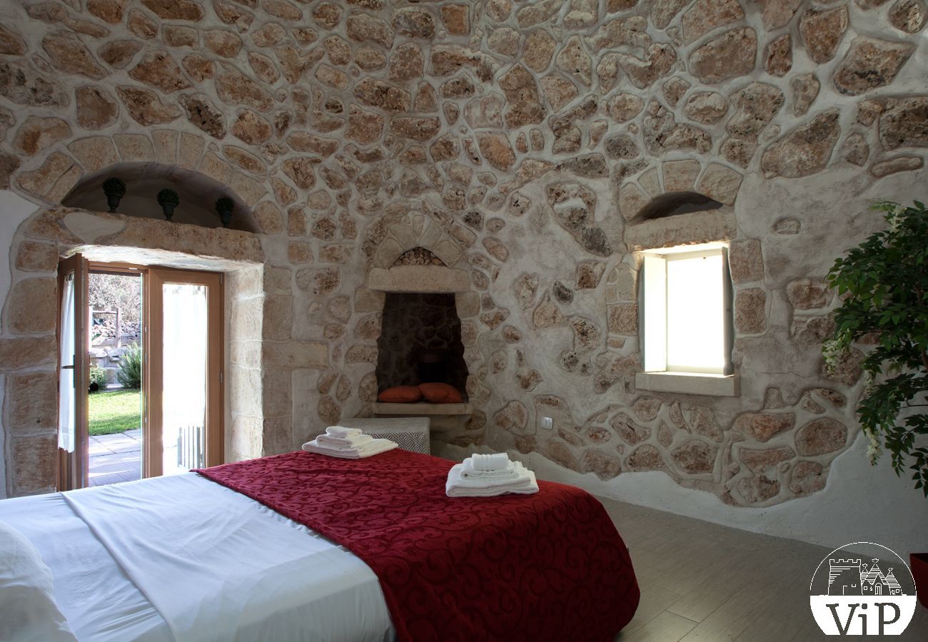 Villa a Carpignano Salentino - Masseria esclusiva in Puglia con piscina, jacuzzi, pajare, trulli m595