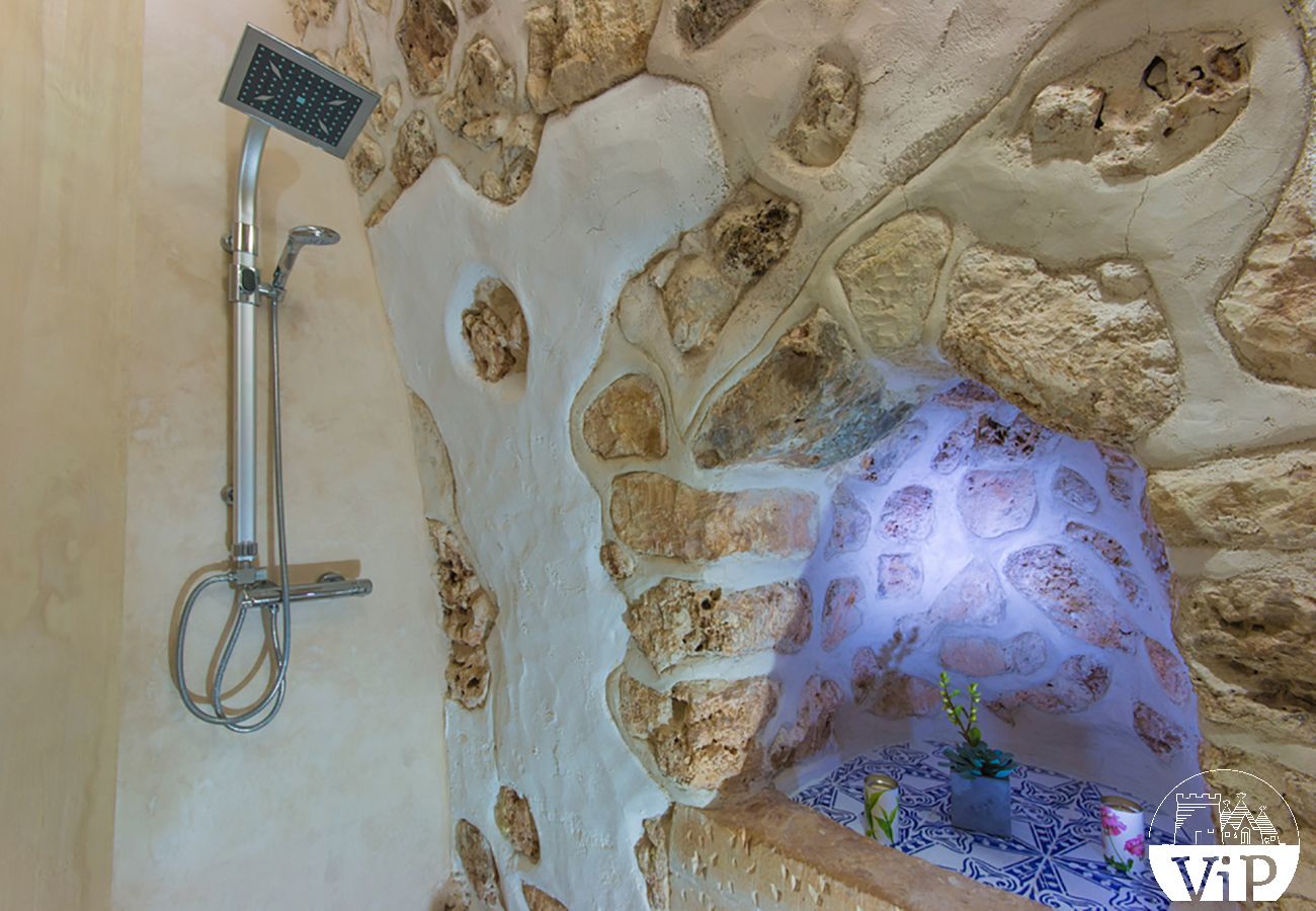 Villa a Carpignano Salentino - Masseria esclusiva in Puglia con piscina, jacuzzi, pajare, trulli m595