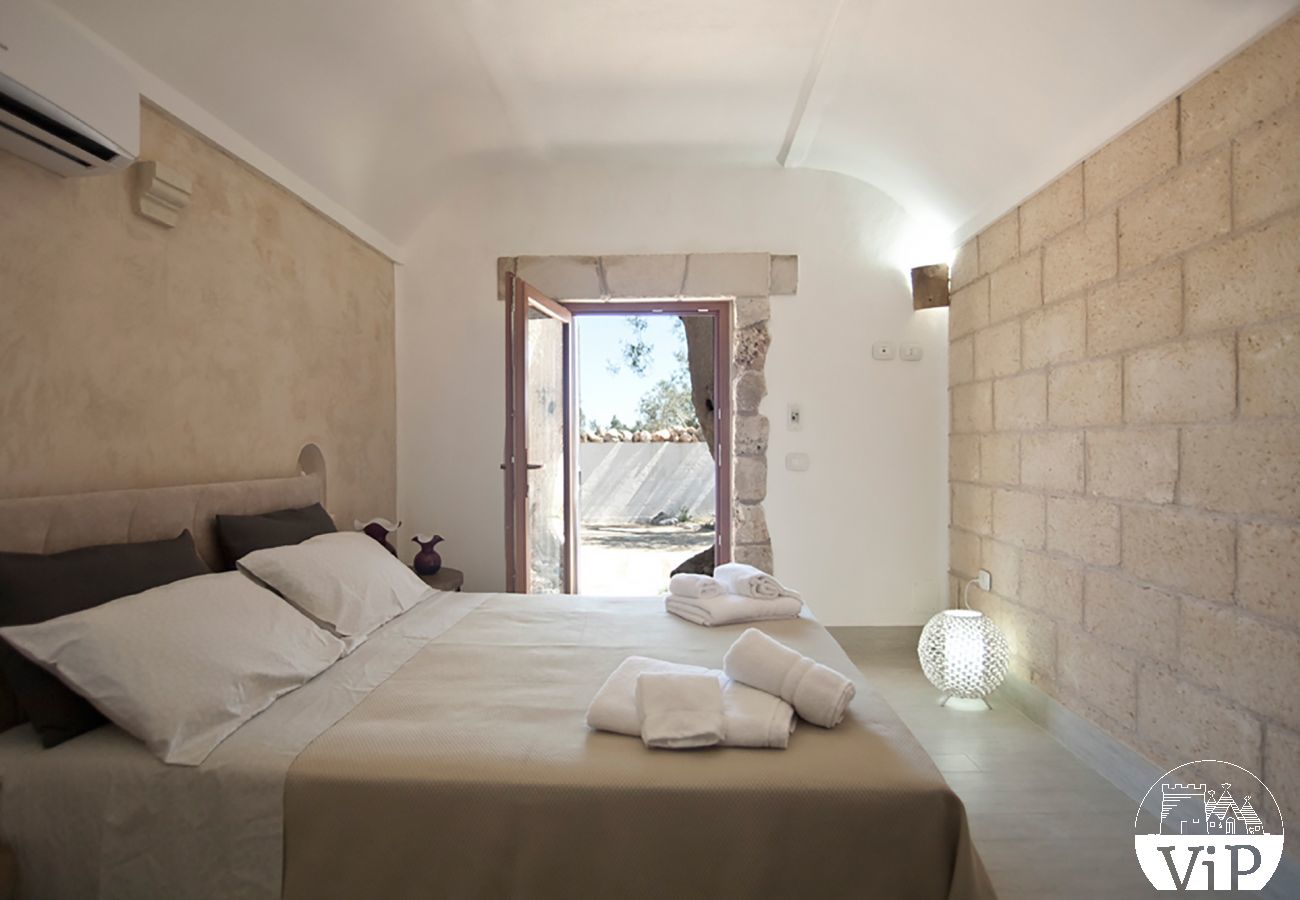 Villa a Carpignano Salentino - Masseria esclusiva in Puglia con piscina, jacuzzi, pajare, trulli m595