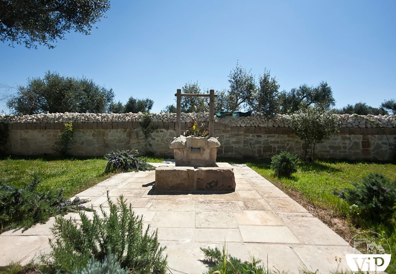 Villa a Carpignano Salentino - Masseria esclusiva in Puglia con piscina, jacuzzi, pajare, trulli m595