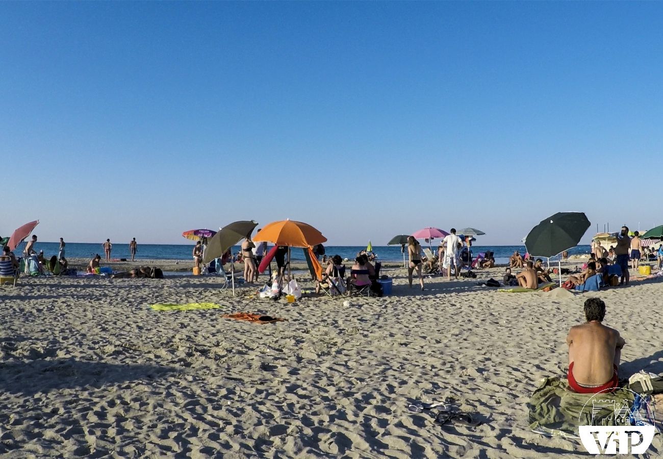 Villa a Spiaggiabella - Villa sulla spiaggia, vista mare, 9 posti letto, 3 camere letto e 2 bagni m711