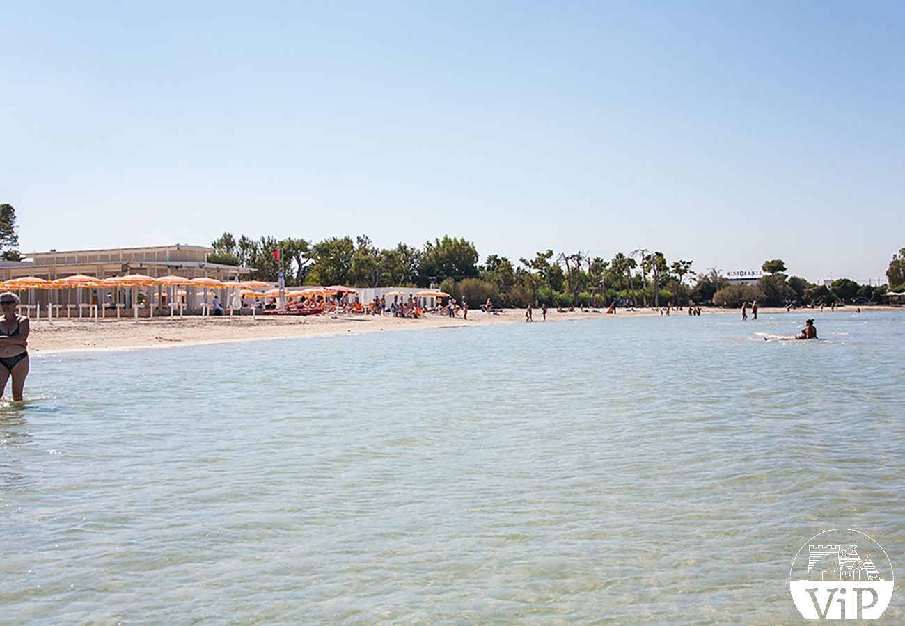 Villa a Sant'Isidoro - Affitto villa vista mare a Sant'Isidoro, vacanze spiaggia di sabbia con lidi e zone libere m524