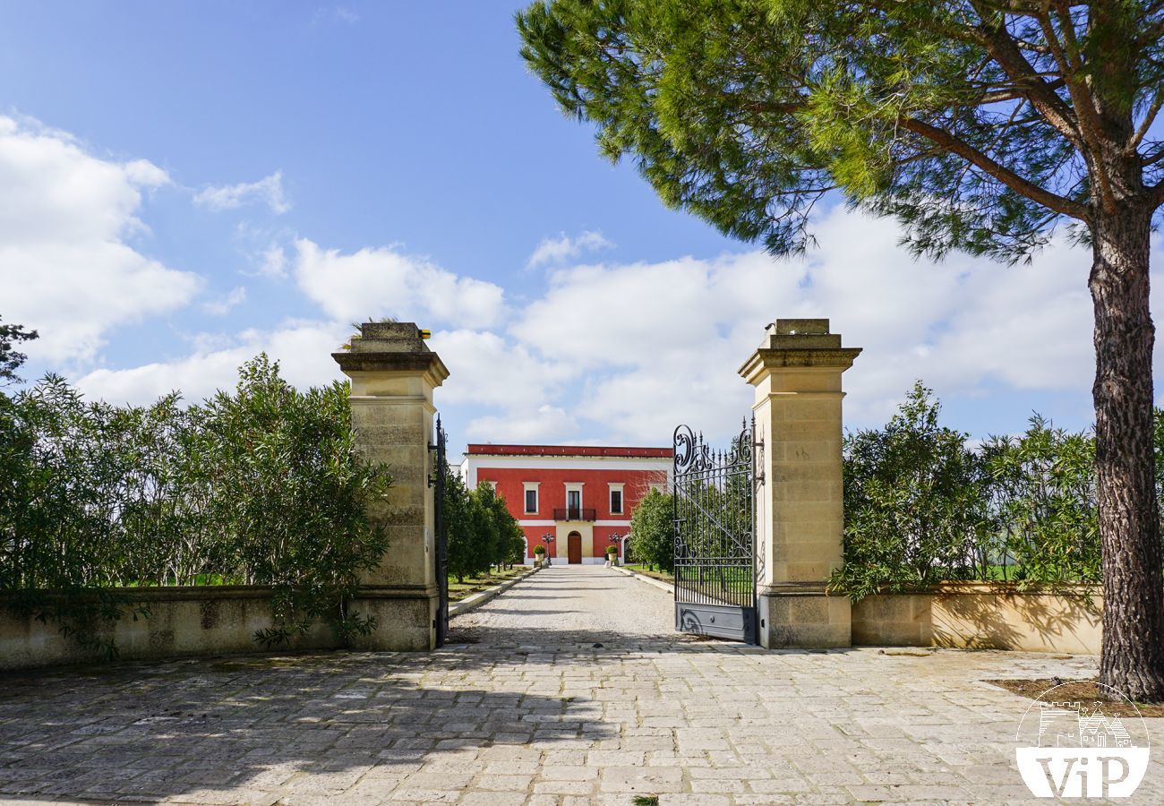 Villa a Galatina - Affitto villa di lusso per vacanze con piscina in Salento 5 camere 6 bagni m800