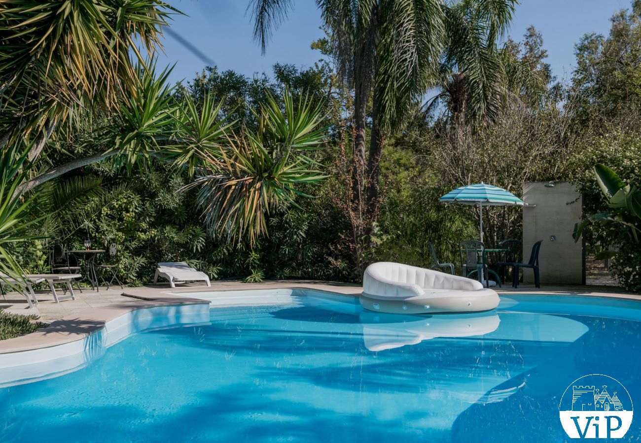 Villa a Carpignano Salentino - Villa con piscina privata e campo calcetto 5 camere 5 bagni in Puglia m400
