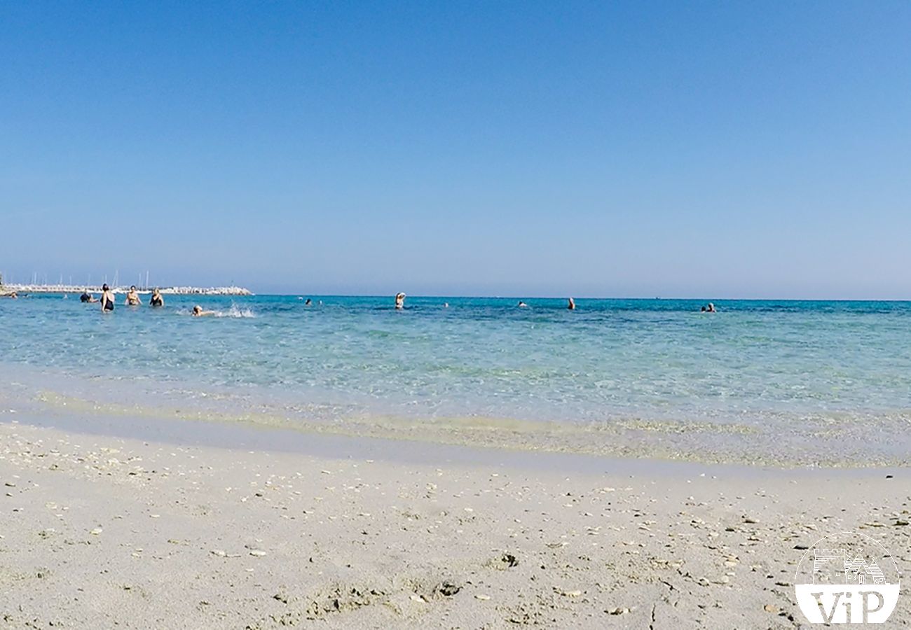 Villa a Carpignano Salentino - Villa con piscina privata e campo calcetto 5 camere 5 bagni in Puglia m400