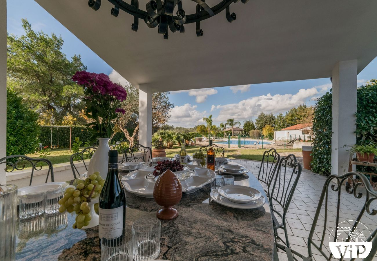 Villa a Corigliano d´Otranto - Affitto villa vacanze con grande piscina privata, 5 camere letto e 4 bagni m550