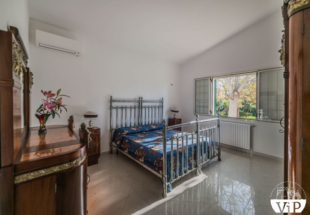 Villa a Corigliano d´Otranto - Villa vacanze con grande piscina privata, 5 camere letto e 4 bagni m550