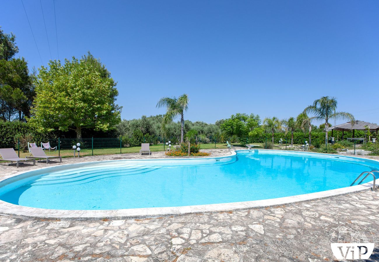 Villa a Corigliano d´Otranto - Villa vacanze con grande piscina privata, 5 camere letto e 4 bagni m550