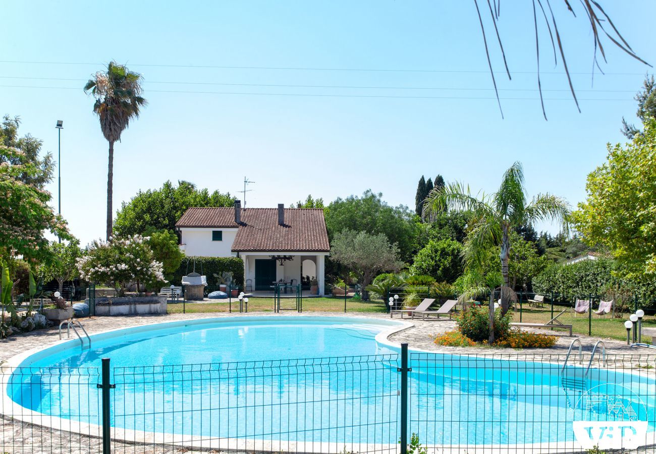 Villa a Corigliano d´Otranto - Villa vacanze con grande piscina privata, 5 camere letto e 4 bagni m550