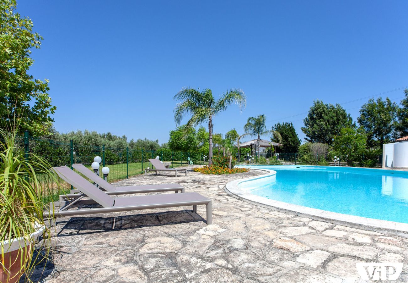 Villa a Corigliano d´Otranto - Villa vacanze con grande piscina privata, 5 camere letto e 4 bagni m550