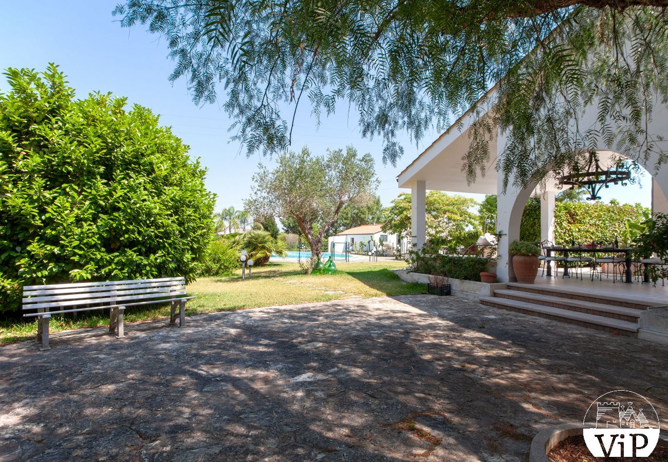 Villa a Corigliano d´Otranto - Villa vacanze con grande piscina privata, 5 camere letto e 4 bagni m550