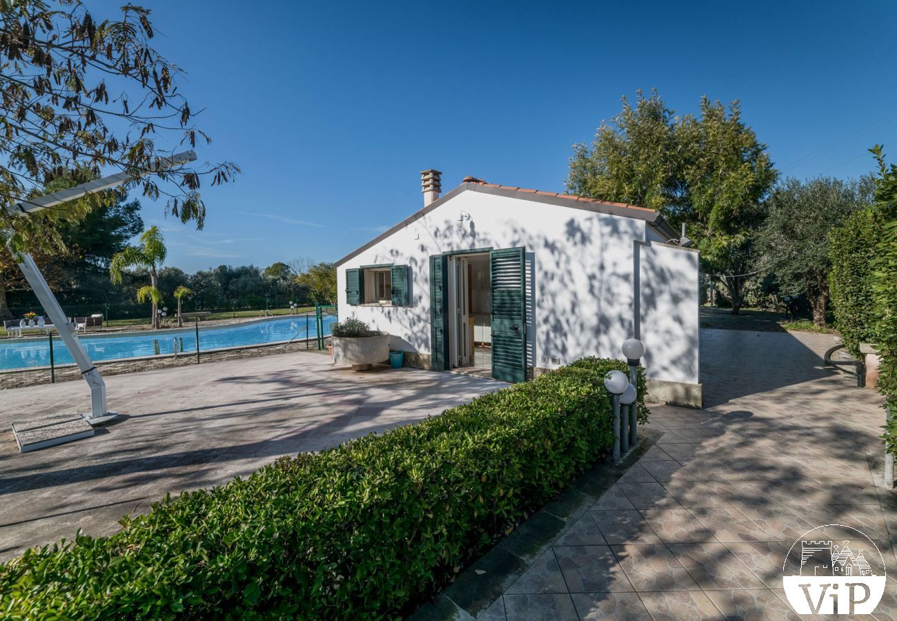 Villa a Corigliano d´Otranto - Villa vacanze con grande piscina privata, 5 camere letto e 4 bagni m550