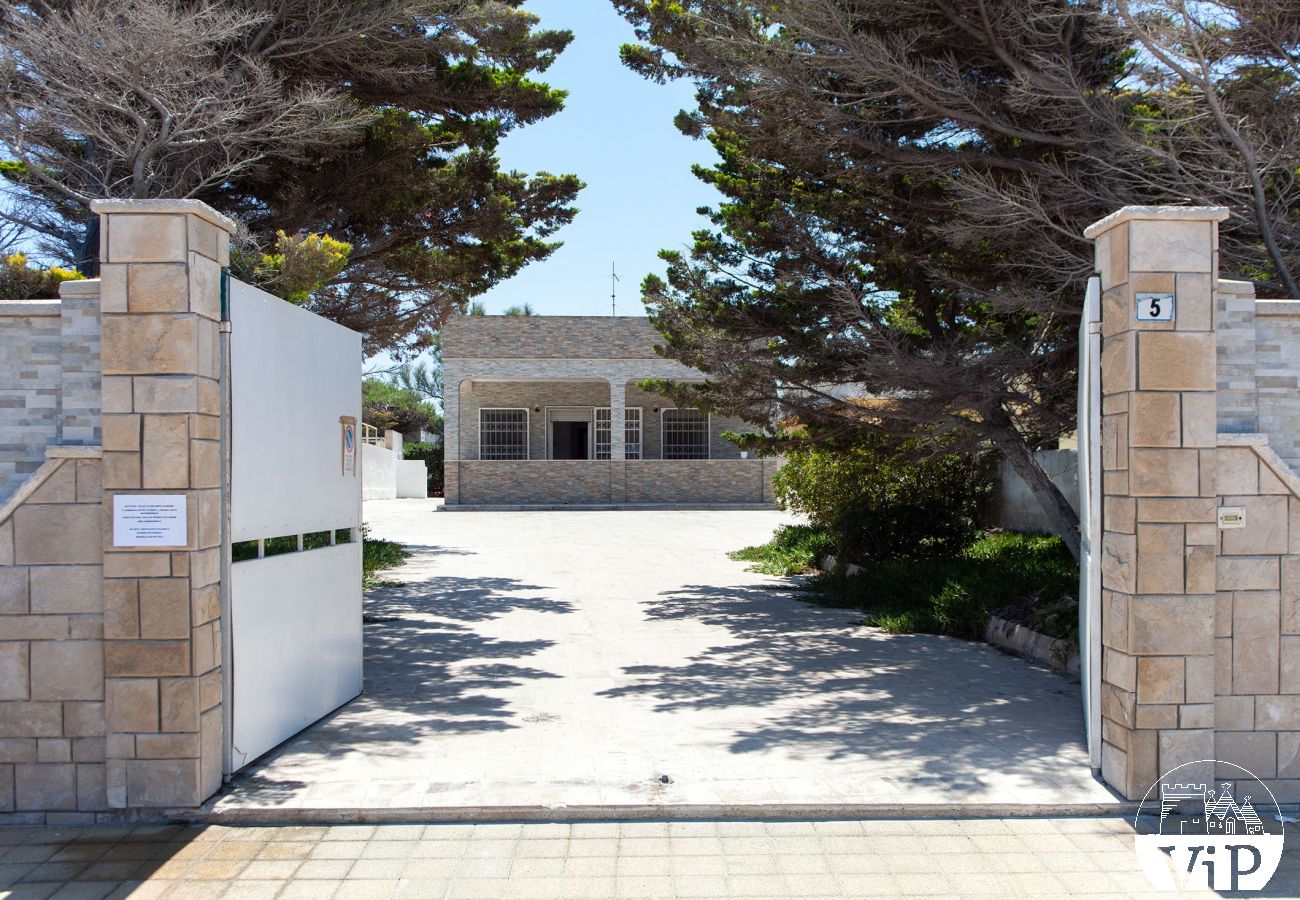 Casa a Torre Chianca - Affitto villa vacanze con grande giardino fronte spiaggia di sabbia 3 camere e 2 bagni m730