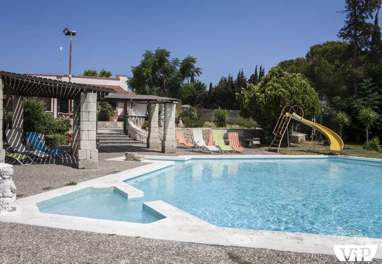 Villa a Specchia - Villa con grande piscina e idromassaggio per gruppo numeroso m350