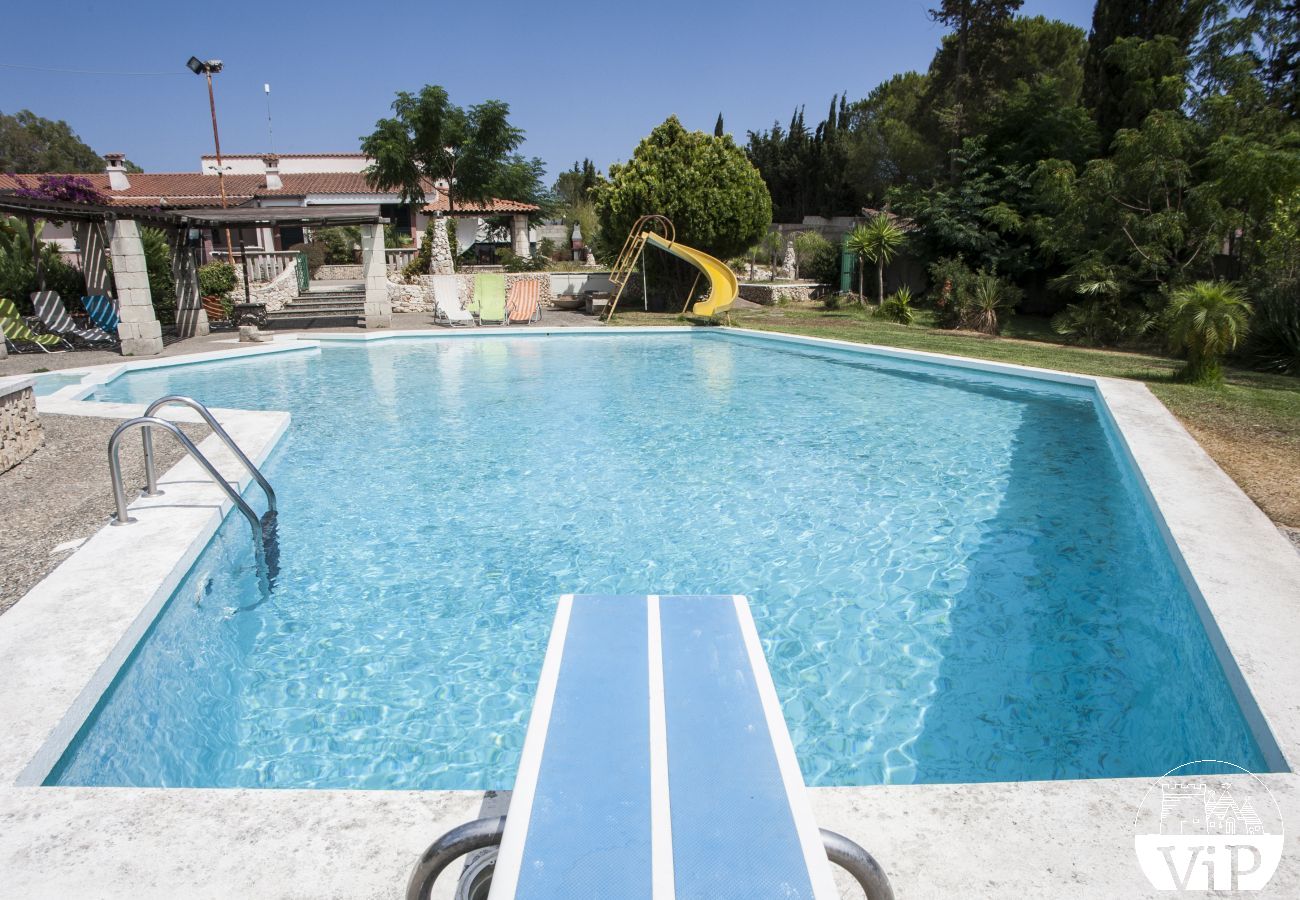 Villa a Specchia - Villa con grande piscina e idromassaggio per gruppo numeroso m350