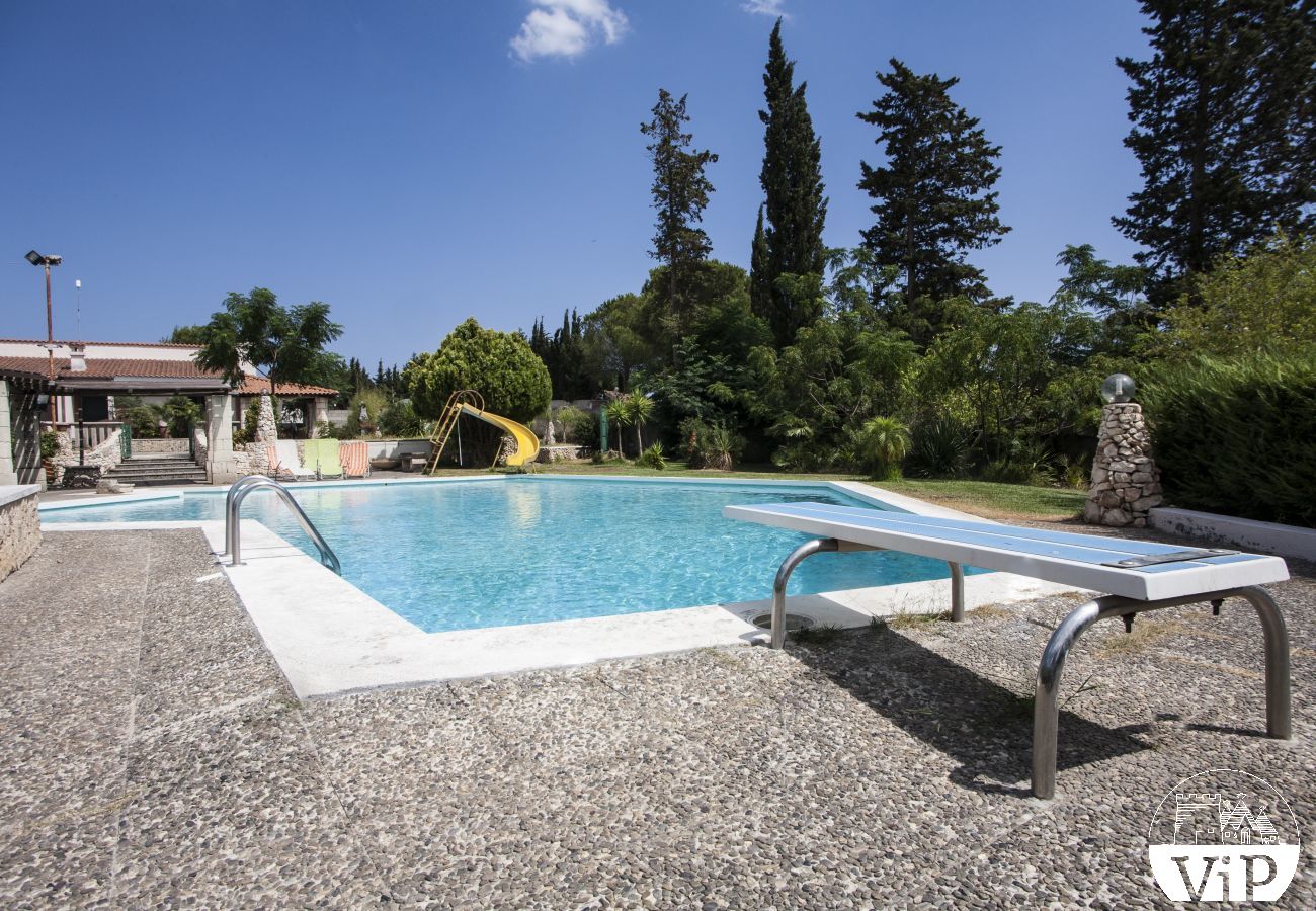 Villa a Specchia - Villa con grande piscina e idromassaggio per gruppo numeroso m350