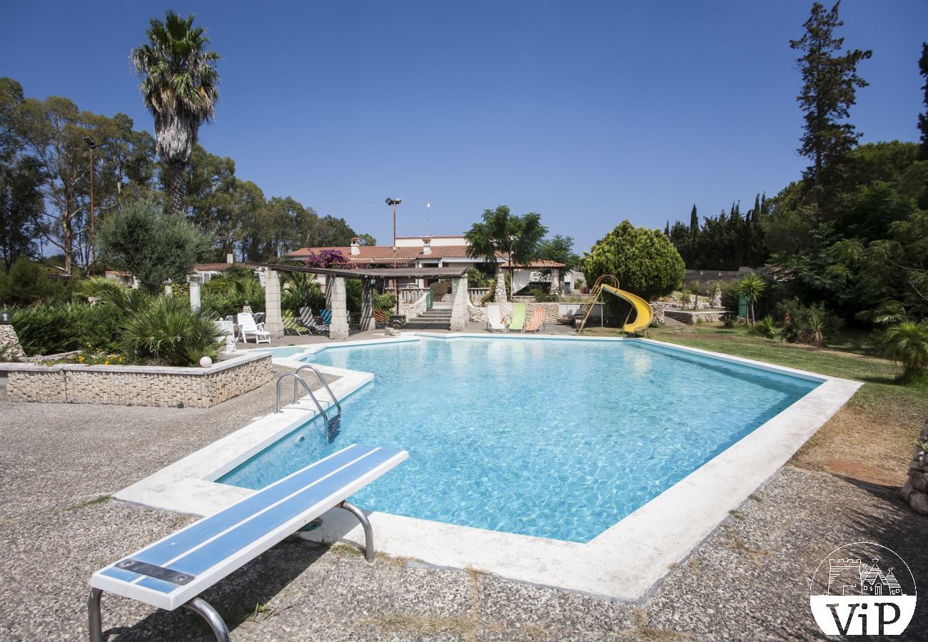 Villa a Specchia - Villa con grande piscina e idromassaggio per gruppo numeroso m350