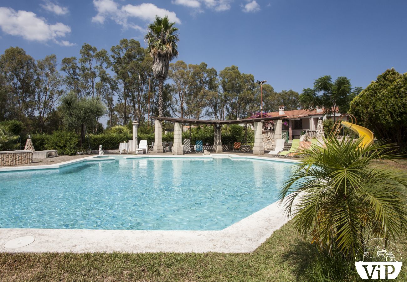 Villa a Specchia - Villa con grande piscina e idromassaggio per gruppo numeroso m350