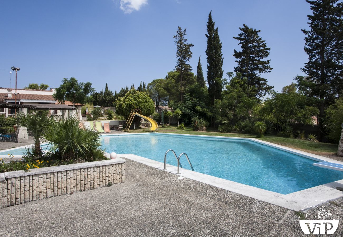 Villa a Specchia - Villa con grande piscina e idromassaggio per gruppo numeroso m350