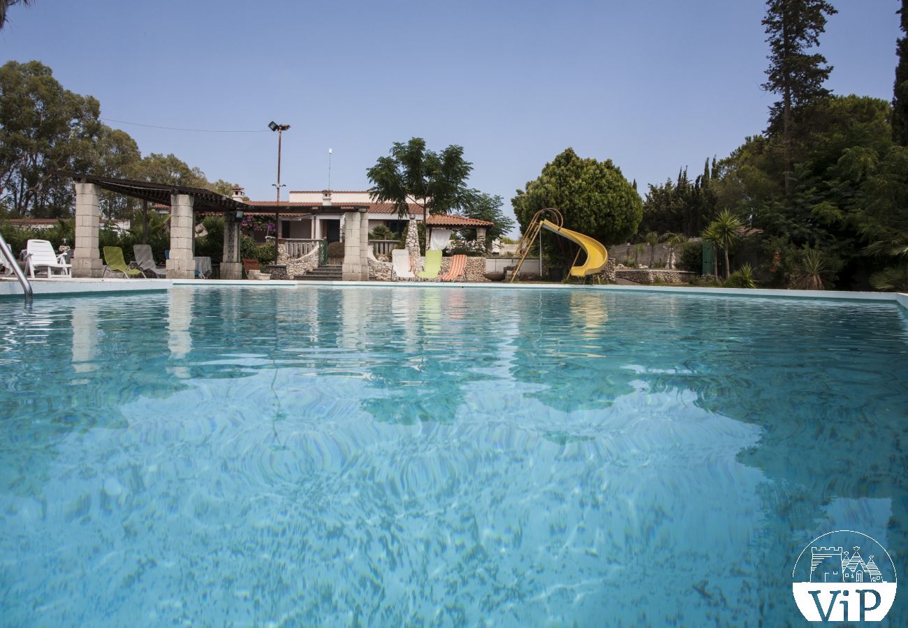 Villa a Specchia - Villa con grande piscina con idromassaggio per gruppo numeroso m350