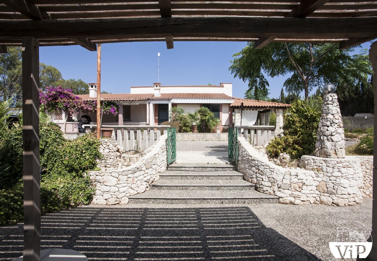 Villa a Specchia - Villa con grande piscina e idromassaggio per gruppo numeroso m350