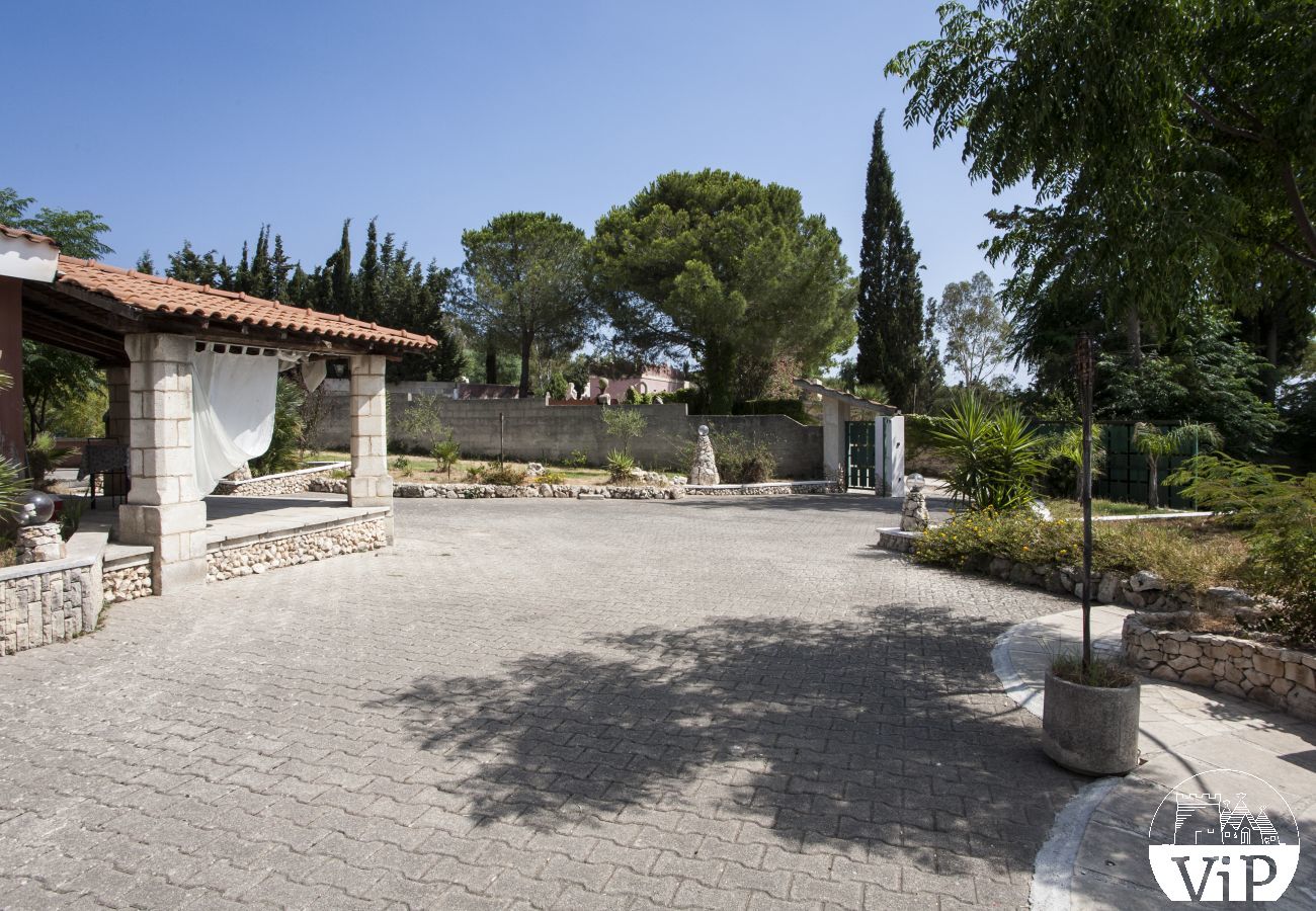 Villa a Specchia - Villa con grande piscina e idromassaggio per gruppo numeroso m350