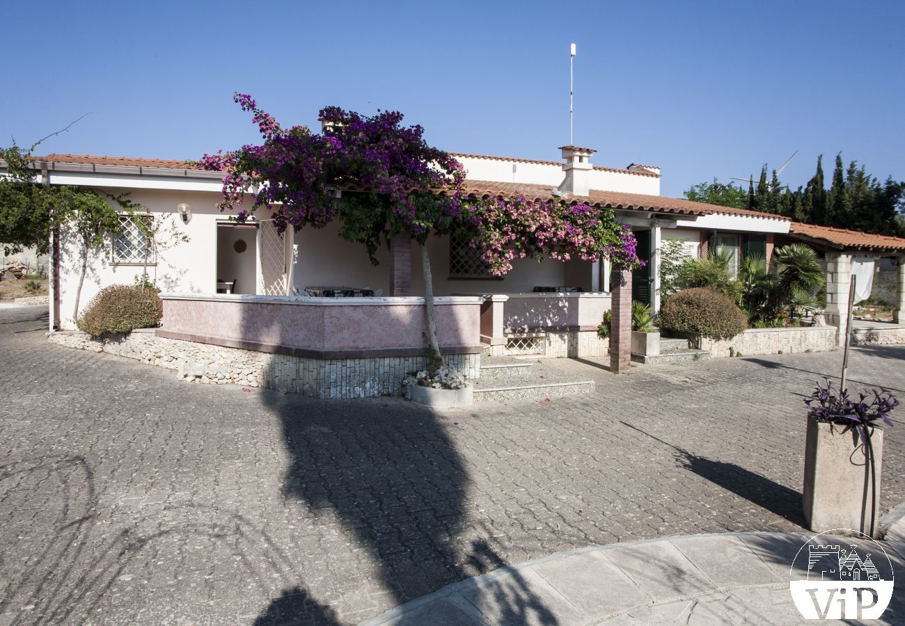 Villa a Specchia - Villa con grande piscina e idromassaggio per gruppo numeroso m350