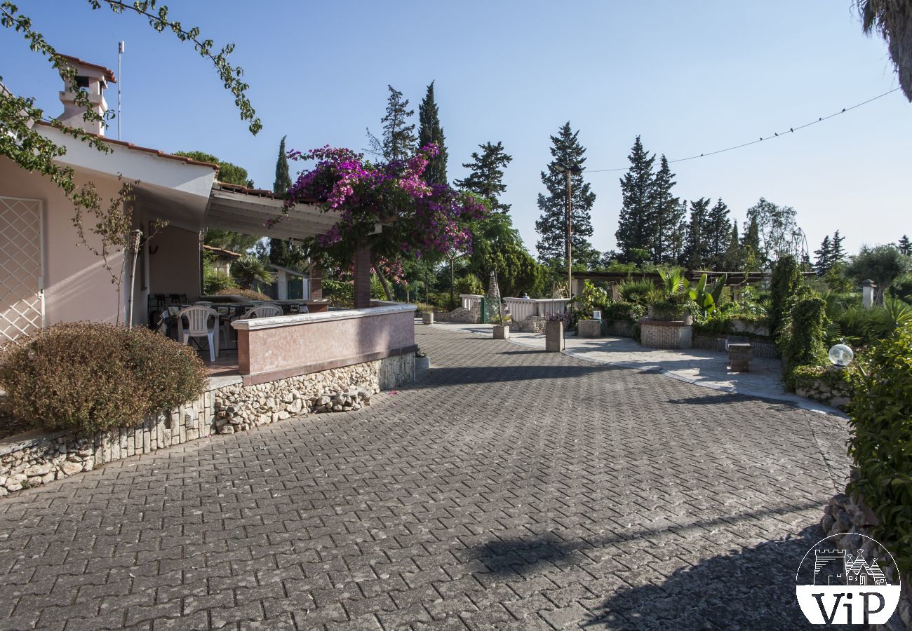 Villa a Specchia - Villa con grande piscina e idromassaggio per gruppo numeroso m350