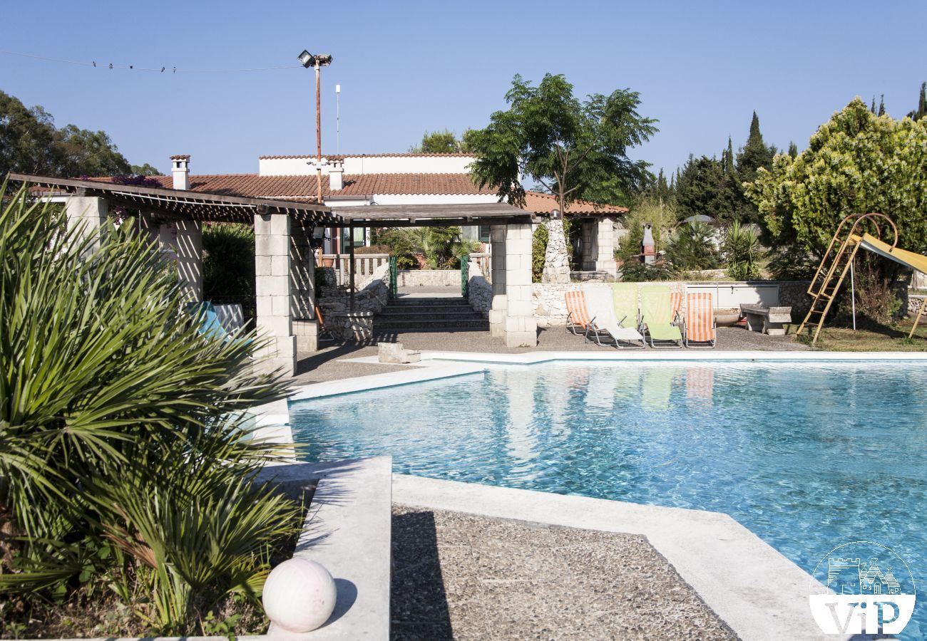 Villa a Specchia - Villa con grande piscina e idromassaggio per gruppo numeroso m350