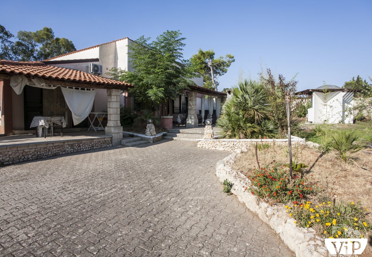 Villa a Specchia - Villa con grande piscina e idromassaggio per gruppo numeroso m350