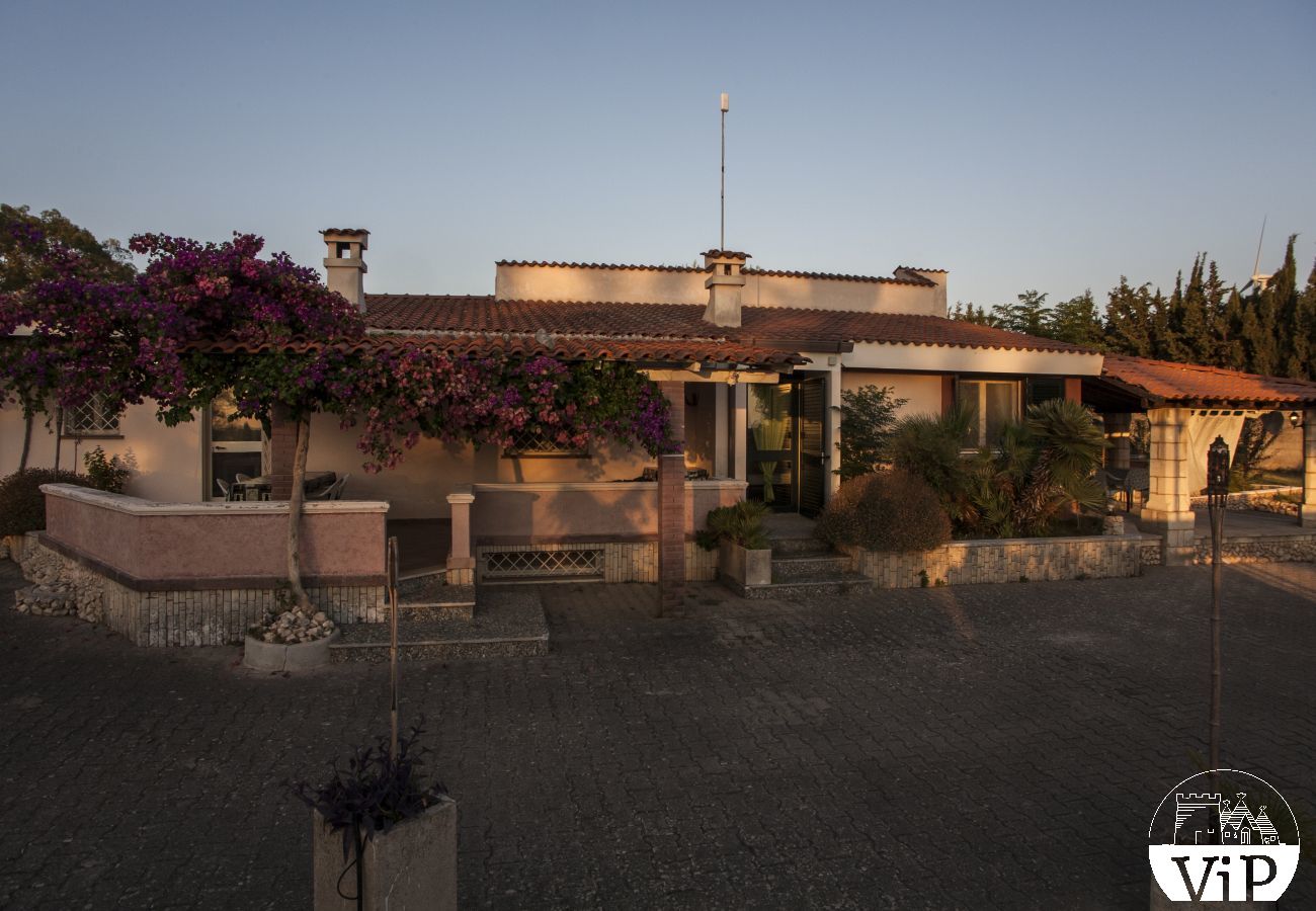 Villa a Specchia - Villa con grande piscina e idromassaggio per gruppo numeroso m350