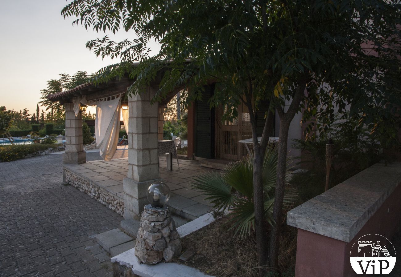 Villa a Specchia - Villa con grande piscina e idromassaggio per gruppo numeroso m350