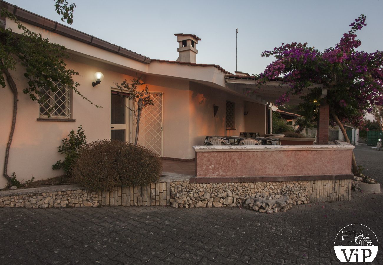 Villa a Specchia - Villa con grande piscina e idromassaggio per gruppo numeroso m350