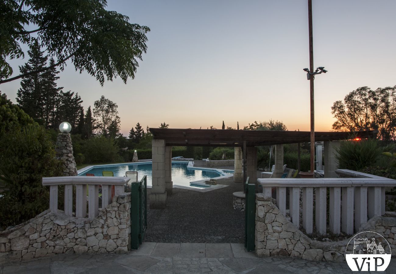 Villa a Specchia - Villa con grande piscina e idromassaggio per gruppo numeroso m350