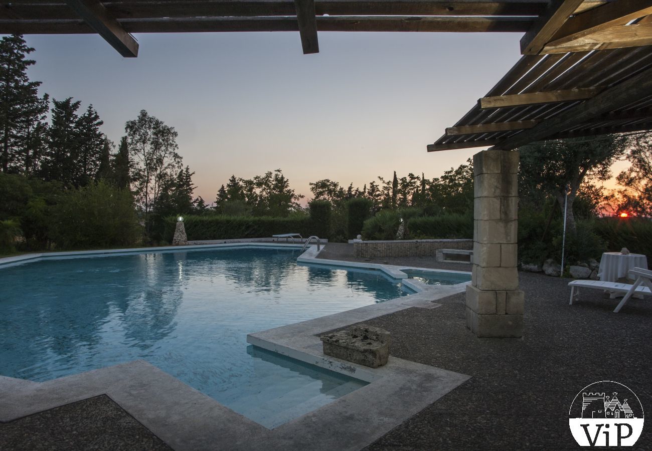 Villa a Specchia - Villa con grande piscina e idromassaggio per gruppo numeroso m350