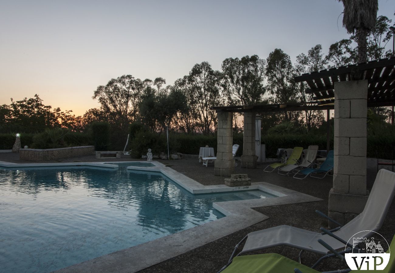 Villa a Specchia - Villa con grande piscina e idromassaggio per gruppo numeroso m350