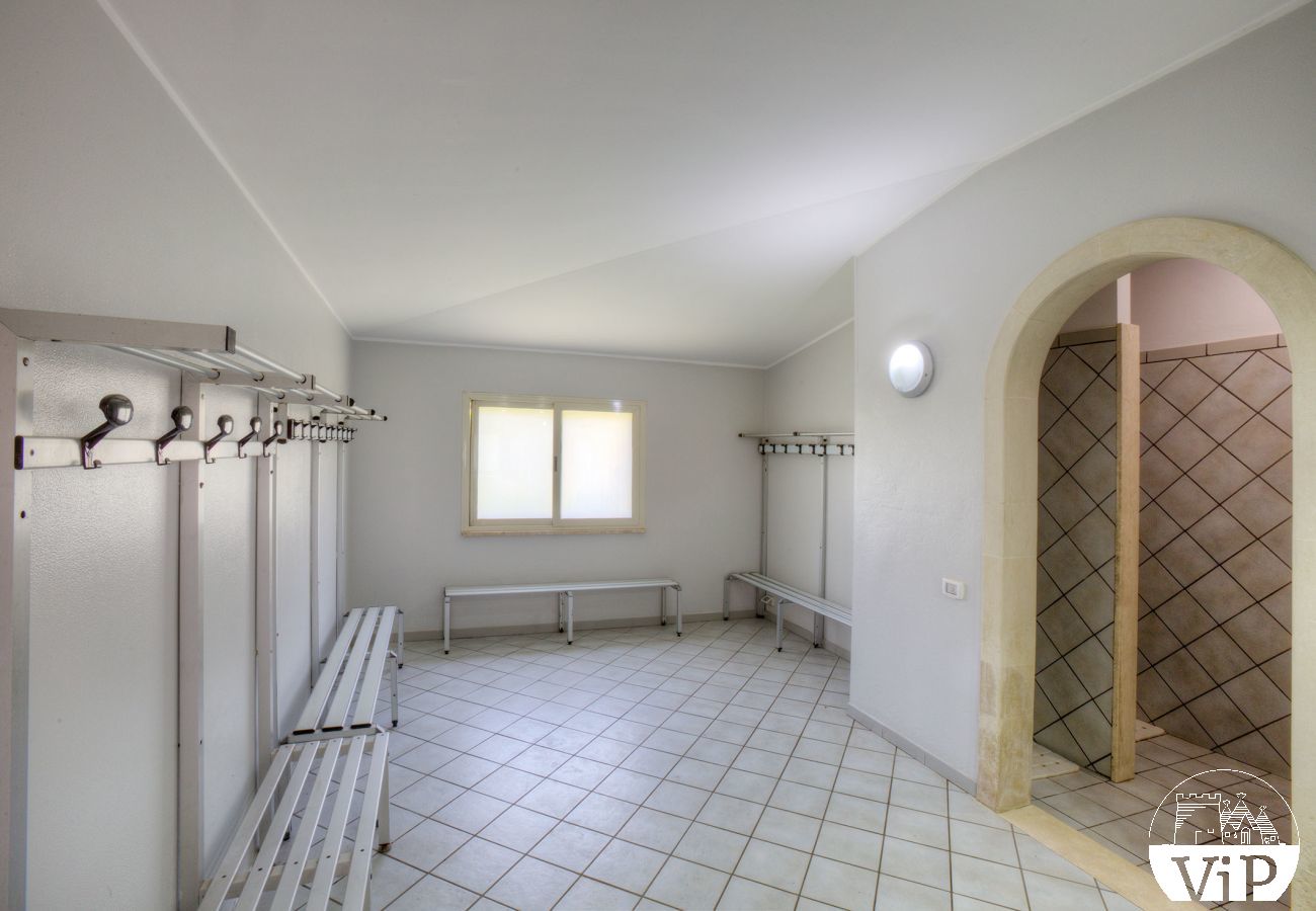 Appartamento a Lecce - Grazioso attico con uso piscina e campo calcetto,  colazione inclusa, m991