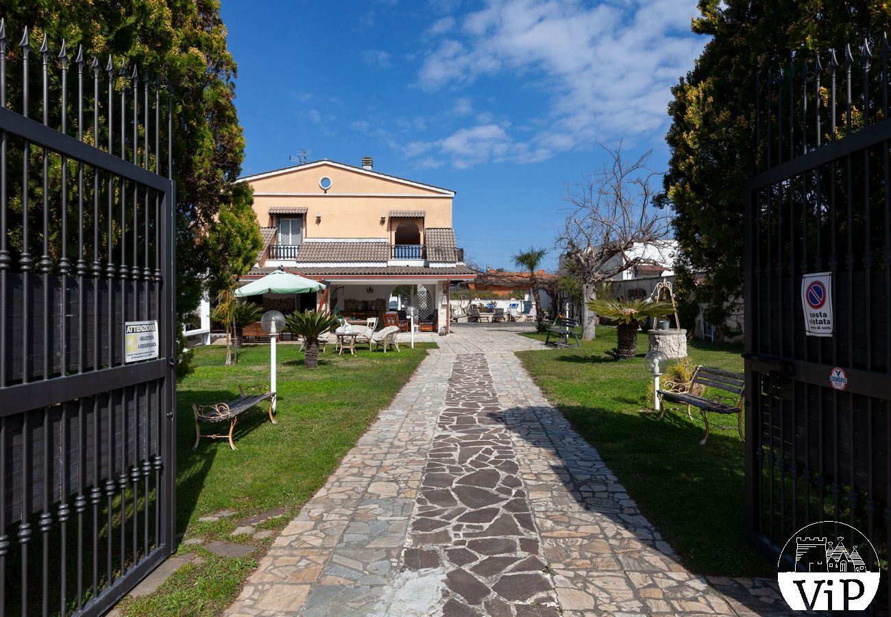 Casa a Spiaggiabella - Villa con giardino e piscina per bambini, vicino spiaggia, 5 camere e 4 bagni, m707