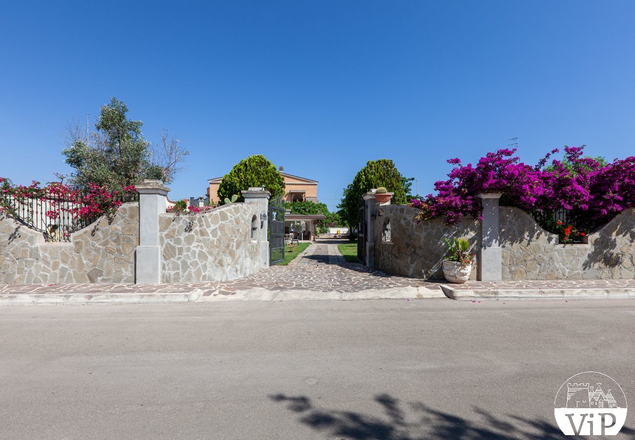 Villa a Spiaggiabella - Villa con giardino e piscina per bambini, vicino spiaggia, 5 camere e 4 bagni, m707