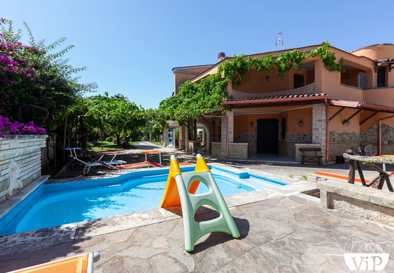 Casa a Spiaggiabella - Villa con giardino e piscina per bambini, vicino spiaggia, 5 camere e 4 bagni, m707