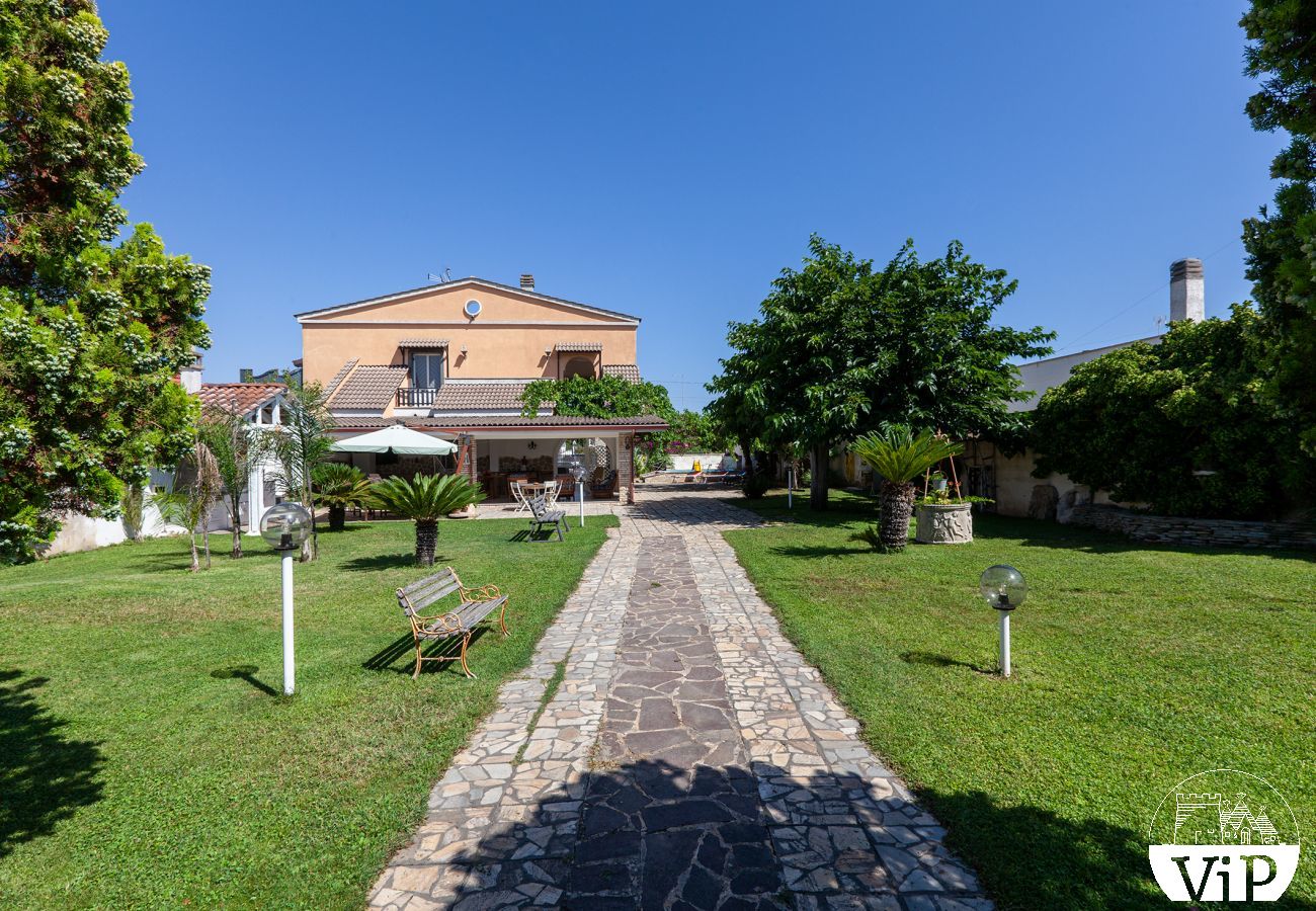 Casa a Spiaggiabella - Villa con giardino e piscina per bambini, vicino spiaggia, 5 camere e 4 bagni, m707