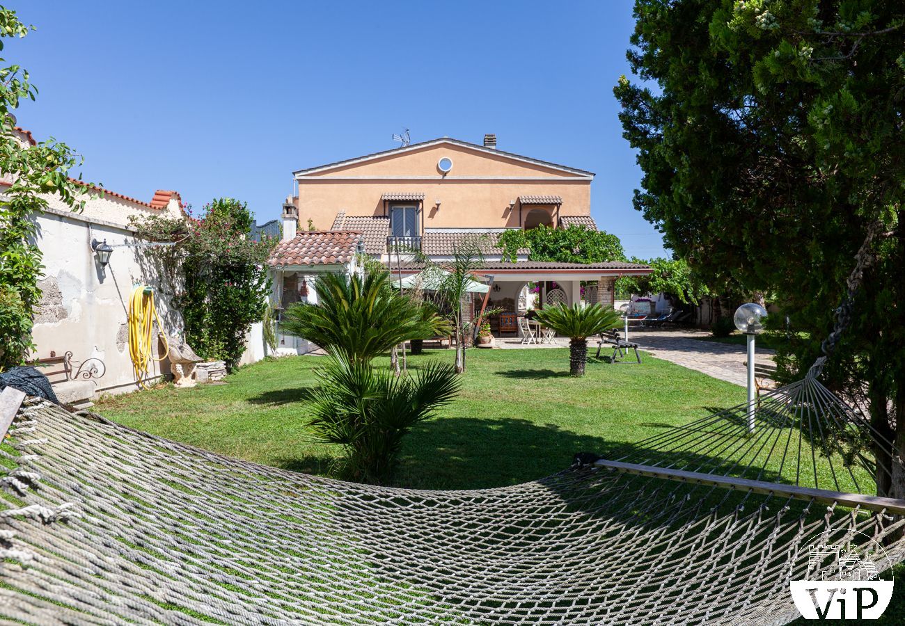 Villa a Spiaggiabella - Villa con giardino, 5 camere, 4 bagni e piscina per bambini vicina alla spiaggia m707