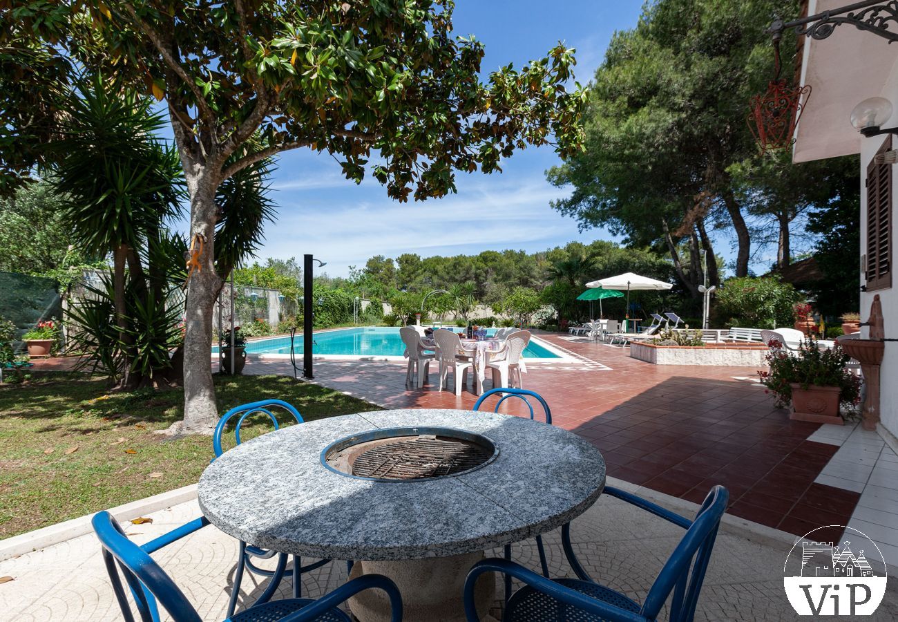 Villa a Oria - Villa con grande piscina e stupendo giardino, 4 camere letto, 3 bagni,  m215