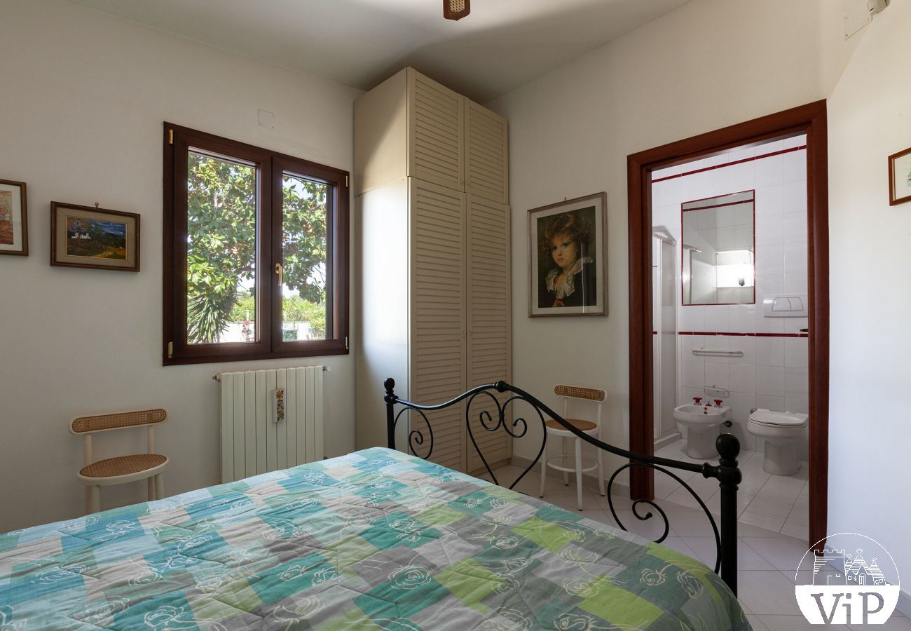 Villa a Oria - Villa con grande piscina e stupendo giardino, 4 camere letto, 3 bagni,  m215