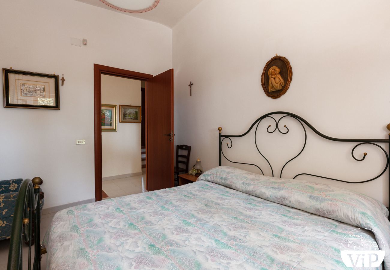 Villa a Oria - Villa con grande piscina e stupendo giardino, 4 camere letto, 3 bagni,  m215