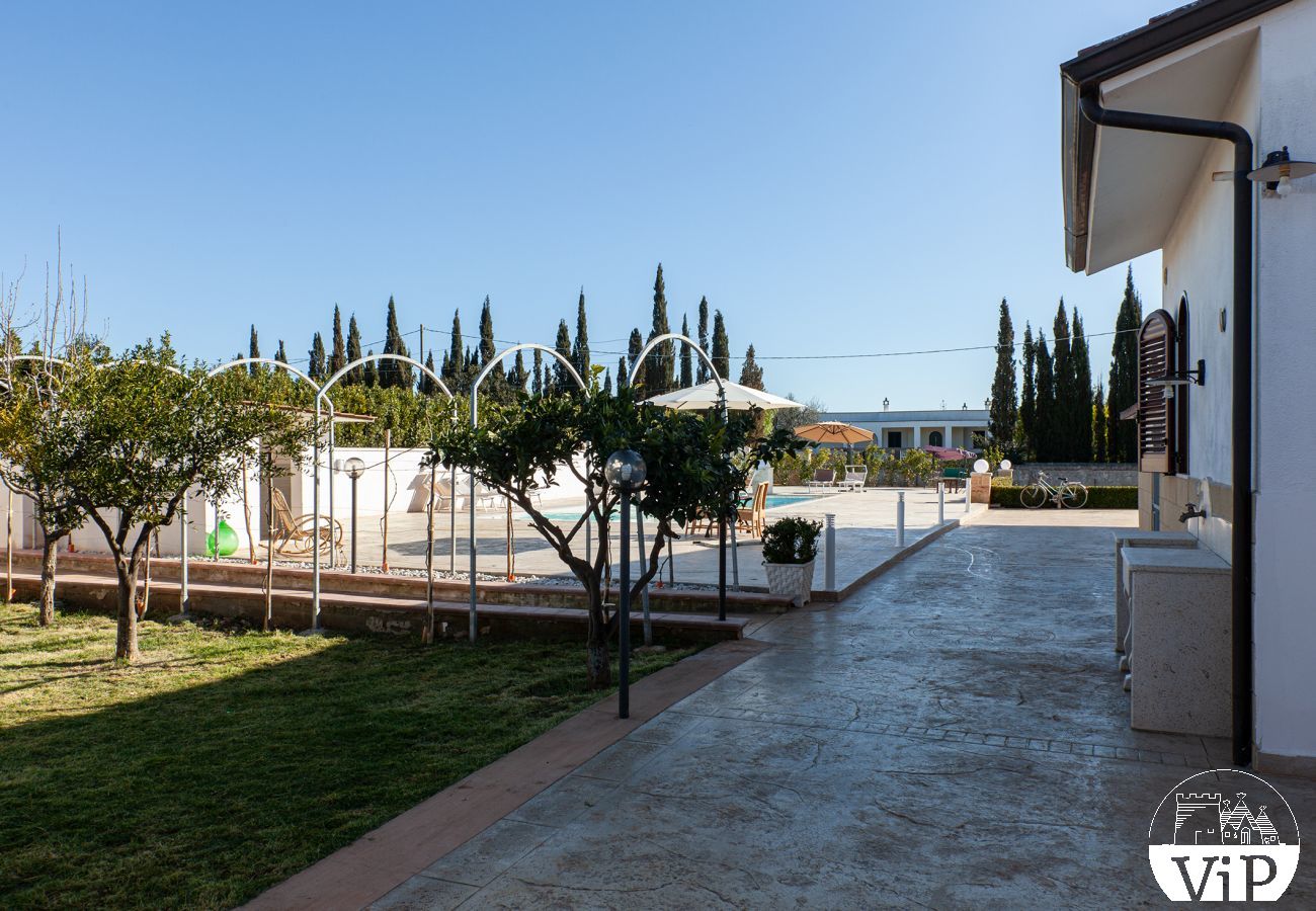 Villa a Poggiardo - Stupenda Villa Salentina,  piscina con idromassaggio, m330